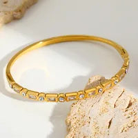 Round 18K Gold Embedded Bracelet