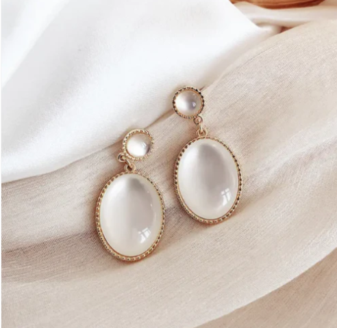 Retro palace white moonlight cat's eye earring