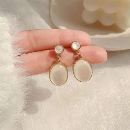 Retro palace white moonlight cat's eye earring