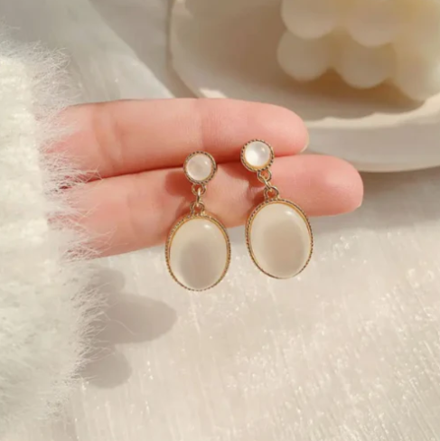 Retro palace white moonlight cat's eye earring