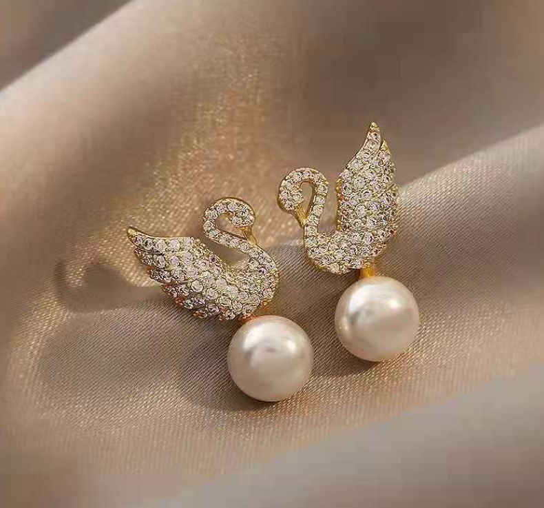 swan pearl earring