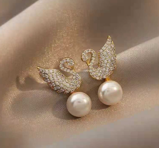 swan pearl earring