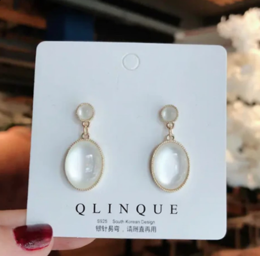 Retro palace white moonlight cat's eye earring
