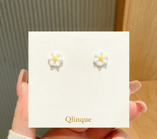 The White Daisy Studs